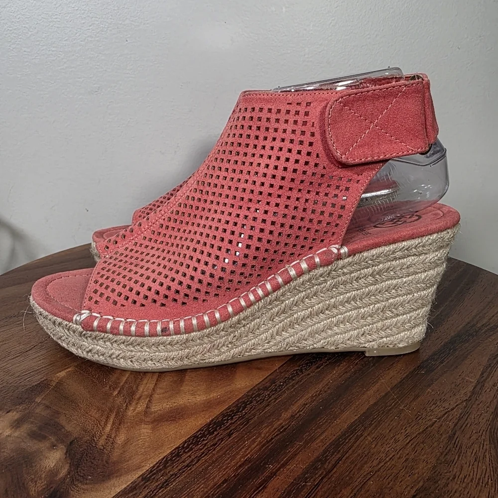 Daisy Fuentes Rory Coral Wedge Sandals Size 9 Faux Suede Espadrilles